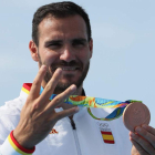 El ganador de la medalla de bronce en canotaje de velocidad, Saúl Craviotto, con su medalla. J. MÉNDEZ