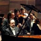 Concierto ofrecido por la orquesta Odón Alonso en marzo de 2004, con el pianista José Ramón Méndez