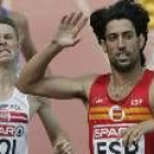 Manuel Reina celebra su victoria en la final de los 800 metros