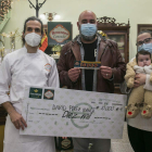 David Pérez y su familia recogen el cheque de manos de Manuel González. DL