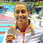 La atleta paralímpica Teresa Perales recibe la medalla de plata de la prueba de 200 metros libre en los Juegos Paralímpicos Río 2016.