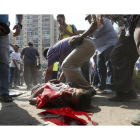 Un simpatizante del presidente depuesto, Mohamed Mursi, yace muerto tras ser disparado por el Ejército egipcio.