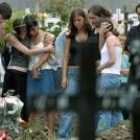 Un grupo de jóvenes tras el entierro de varios amigos en Buenos Aires