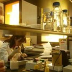 Una becaria trabajando en uno de los laboratorios de la Universidad