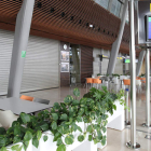 La cafetería del aeropuerto de León permanece cerrada, tal y como se aprecia.