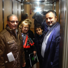 El primer día del nuevo elevador inaugurado por el alcalde, Eduardo Morán. DL