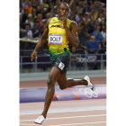El jamaicano Usain Bolt celebra tras ganar el oro en la prueba masculina de 200 metros.