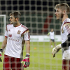 Los porteros de la selección española Iker Casillas y David de Gea durante el entrenamiento.