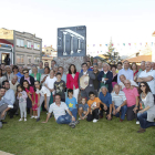 Los asistentes al acto posan ante el monumento recién descubierto.