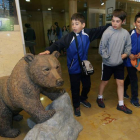 Varios niños en el centro del oso