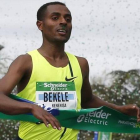 Bekele entra triunfador en la meta de París.