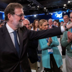 Mariano Rajoy, junto a la presidenta de la Comunidad de Madrid, Cristina Cifuentes, y al presidente del PP vasco, Alfonso Alonso, saluda a los asistentes a la convención, este domingo.