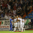 Los jugadores de la Cultural celebran el segundo gol de Gallar ante el una afición blanca volcada con su equipo. ANA F. BARREDO