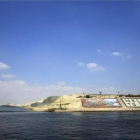 Los barcos empiezan a navegar por el nuevo tramo del canal de Suez, el pasado 13 de junio. Al fondo se lee "Bienvenidos a Egipto".