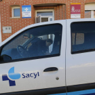 Imagen de un vehículo de Sacyl ante un consultorio de atención primaria. JESÚS F. SALVADORES