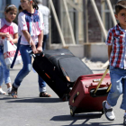 Una familia de refugiados sirios cruza la frontera para entrar en Reyhanli, Turquía.