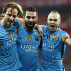 Rakitic, Turan e Iniesta celebran exultantes el triunfo del Barcelona ante el Athletic de Bilbao.