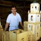 Valentín Mon Aláez, con la maqueta que representa al monasterio de San Benito