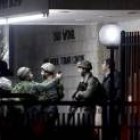Soldados israelíes montan guardia a la entrada de la  escuela