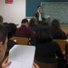 Un profesor explica a sus alumnos las particularidades de la lengua leonesa
