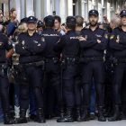 El presidente del PP catalán visitó a los policías. ALBERTO ESTÉVEZ