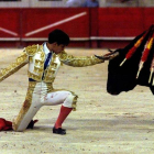 El torero Julián López 'El Juli' se arrodilla ante su segundo toro durante una corrida celebrada en Nimes, Francia, en el 2001.