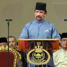 El sultán de Brunéi, Hasanal Bolkiah, anunció la entrada en vigor de la sharia o ley islámica.