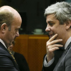 El ministro de Economía español, Luis de Guindos (izquierda) , con el portugués Mario Centeno.