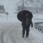 La nieve cubrió la montaña leonesa y hizo difícil hasta caminar por algunas carreteras.