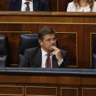 El ministro de Justicia, Rafael Catalá, en su escaño. PACO CAMPOS