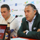 Felipe Llamazares anuncia el homenaje a Diego Calzado ante el Real Madrid Castilla. MARCIANO PÉREZ