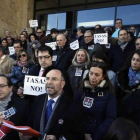 José Luis Gorgojo, decano del colegio de León (en el centro) durante la protesta.