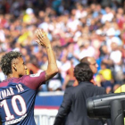 Neymar saluda a la afición del Parque de los Príncipes, este sábado
