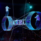 Imágenes de dos de los espectáculos del Circus Kaos, que llega ahora a la feria de León
