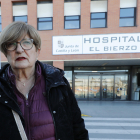 Carmen, la hermana de Patricio, a las puertas del Hospital El Bierzo. L. DE LA MATA