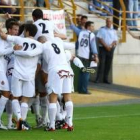 Los jugadores de la Cultural hacen «piña» tras el gol de Iván Mateo ante el Barakaldo