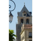 La torre de San Isidoro sigue cubierta de andamios