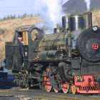 La locomotora 31 que debe tirar del tren turístico, en 2001, funcionando en Cubillos del Sil. L. DE LA MATA