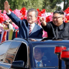 Moon Jae-in y Kim Jong-un saludan a los ciudadanos norcoreanos que les han aclamado por las calles de Pyongyang.