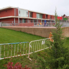 Vallado del colegio Villarromana donde la empresa constructora comenzó ayer las obras de ampliación.