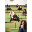 Estudiantes en la Facultad de Derecho durante las pruebas de Selectividad.