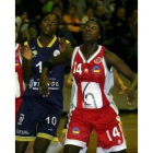 Danielle Crokrom y Toch Sarr luchan por un rebote ayer en Esteiro
