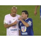Maradona y Verón tuvieron un pequeño roce en el partido por la Paz.