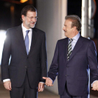 Mariano Rajoy, con Manuel Campo Vidal, momentos antes del debate televisivo.