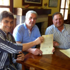 Chacón, Ron y Fernández con el convenio firmado con el CSIC.
