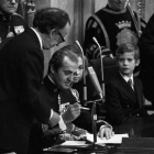 Don Juan Carlos sanciona la Constitución durante un acto celebrado en el Congreso de los Diputados, en presencia de doña Sofía, un jovencísimo príncipe Felipe y del presidente de las Cortes, Antonio Hernández Gil