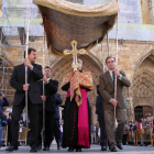 El obispo de Santander porta el Lignum Crucis a los pies de la Catedral
