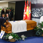 La capilla ardiente en el Bernabéu cerró sus puertas a las 13.30. De allí el féretro fue trasladado a Tres Cantos. GUILLÉN