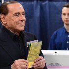 Silvio Berlusconi en su colegio electoral antes de depositar su voto durante la jornada electoral del pasado domingo.
