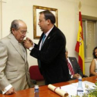 Ventura González, junto al alcalde de Valderrey, en su nombramiento como hijo predilecto.